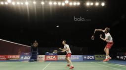 Pasangan Denmark, Mathias Boe/Carsten Morgensen, saat menghadapi pasangan China, Li Junhui/Liu Yuchen. Boe/Morgensen memberi perlawanan ketat sebelum akhirnya menyerah. (Bola.com/M Iqbal Ichsan)