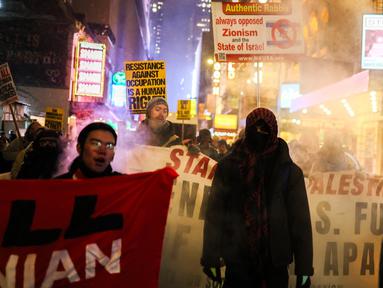 Orang-orang melambaikan tangan saat mereka berbaris dalam sebuah demonstrasi pro-Palestina, di New York City, Amerika Serikat pada tanggal 16 Januari 2025. (CHARLY TRIBALLEAU/AFP)