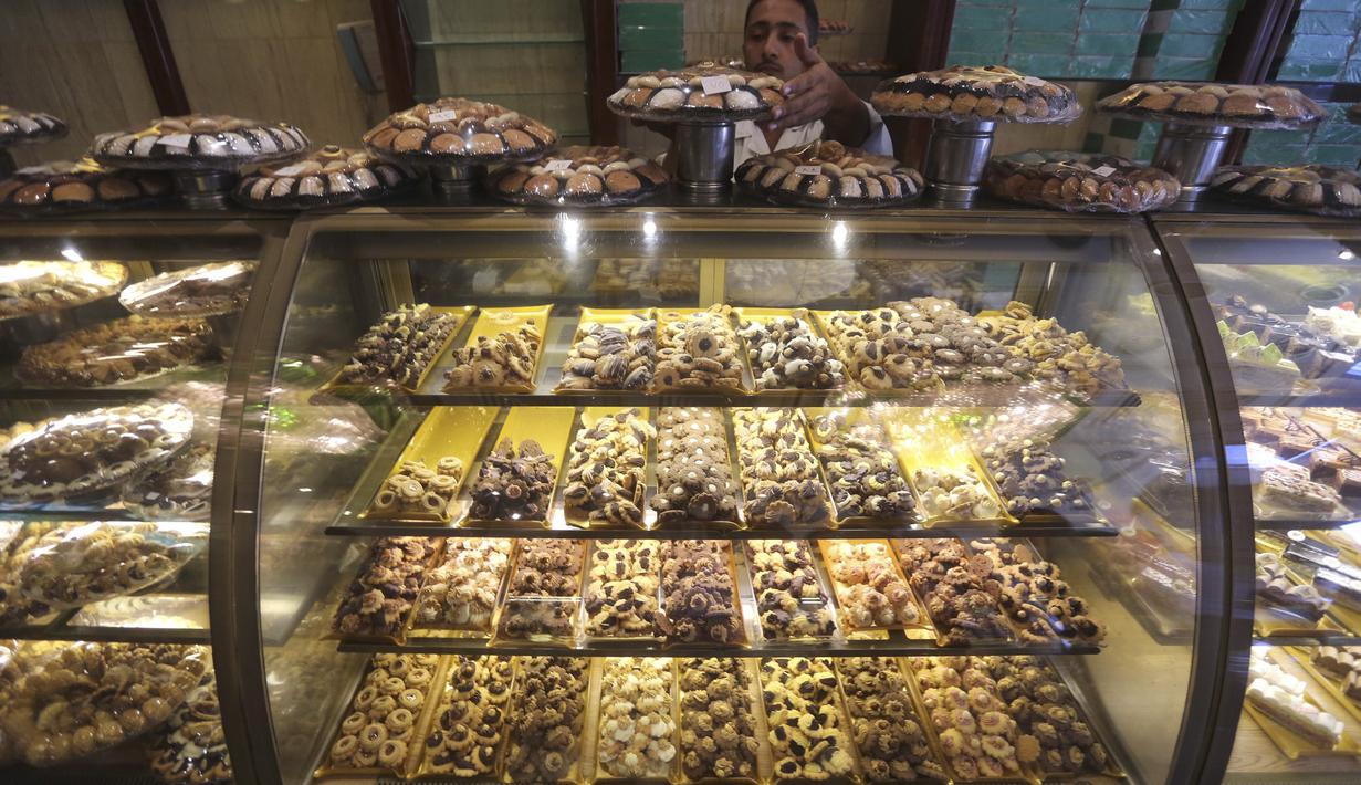 Seorang pekerja menata permen tradisional "Kahk" di toko roti, Kairo, (27/7/14). (REUTERS/Mohamed Abd El Ghany)