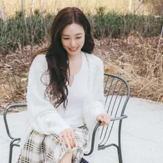 Setelah resmi menjadi suami-istri, keduanya mulai membagikan unggahan yang dianggap netizen sebagai lovestagram versi manis dan subtle bersama anjing peliharaan mereka. [@tiffanyoungofficial/@byunyohan_official].