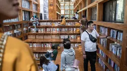 Dalam gambar pada 15 September 2018, orang-orang mengunjungi Perpustakaan Liyuan di pinggiran kota Beijing. Kendati jauh dari jangkauan, setiap pekannya ratusan kutu buku berduyun-duyun mendatangi Perpustakaan Liyuan. (FRED DUFOUR/AFP)
