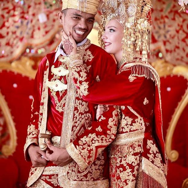Potret Bahagia Wanita Prancis Kenakan Suntiang Saat Resepsi Pernikahan Dengan Pemuda Minang Lifestyle Liputan6 Com