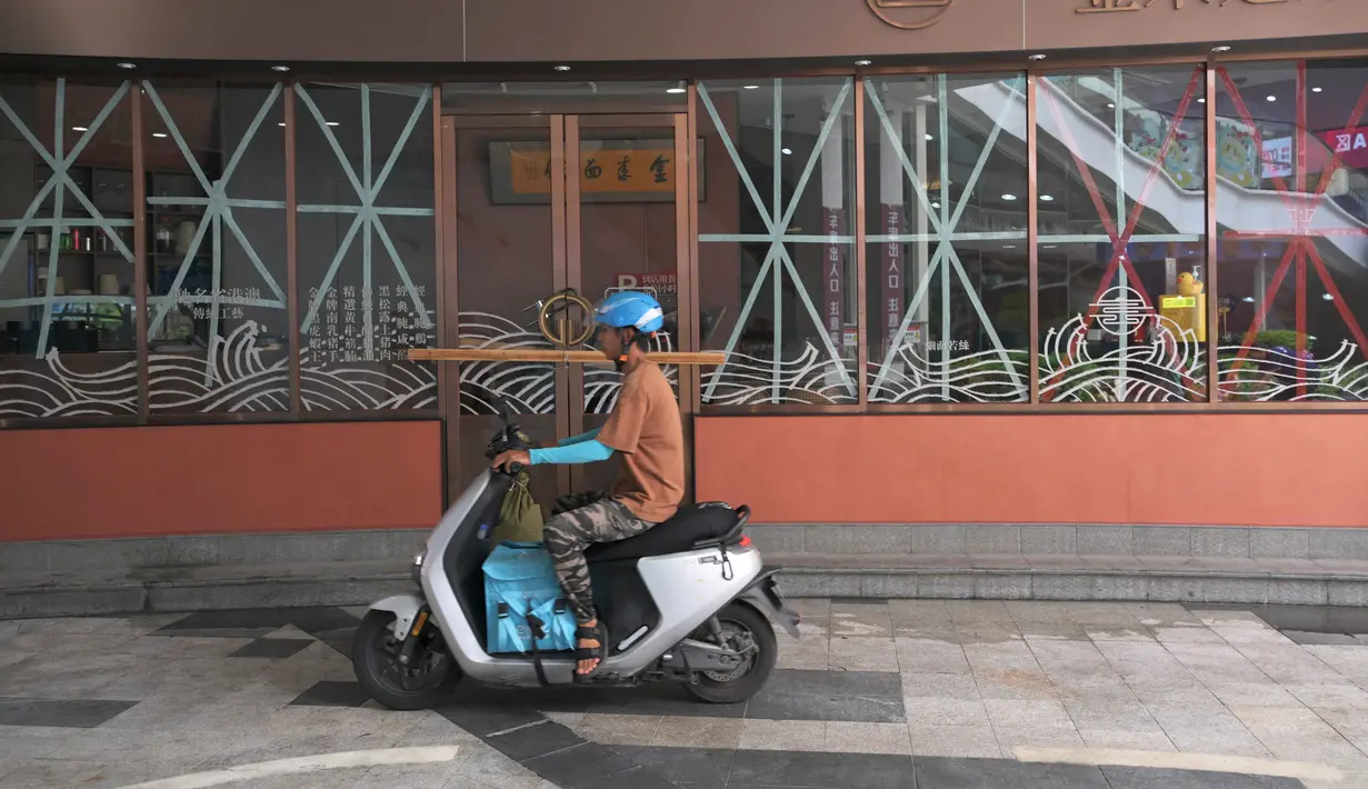 Langkah ini akan memengaruhi aktivitas puluhan juta orang serta ribuan pabrik di wilayah pusat industri manufaktur China. Meski demikian, sejumlah wilayah utama harus segera mengadopsi langkah-langkah untuk sepenuhnya memastikan keselamatan jiwa dan harta benda masyarakat, serta meminimalkan kerugian akibat bencana. (Adek BERRY/AFP)