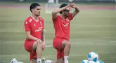 Pemain Timnas Indonesia, Kevin Diks (kiri) dan Nathan Tjoe-A-On (kanan) mengikuti sesi latihan terakhir jelang lawan Mozambik di Lapangan Madya, Senayan, Jakarta, pada Senin (8/6/2026). (Bola.com/Abdul Aziz)