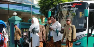 Serangkaian acara berlangsung di kediaman Joko Widodo dan Iriana Joko Widodo sebelum hari pernikahan putri mereka, Kahiyang Ayu dengan Bobby Nasution. Setelah acara pemasagan Bleketepe dilanjutkan dengan prosesi siraman. (Adrian Putra/Bintang.com)