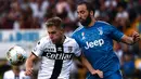 Bek Parma, Riccardo Gagliolo, berebut bola dengan striker Juventus, Gonzalo Higuain, pada laga Serie A di Stadion Ennio Tardini, Parma, Sabtu (24/8). Parma kalah 0-1 dari Juventus. (AFP/Marco Bertorello)