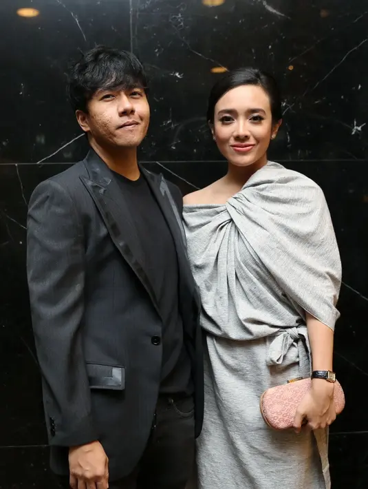 Ada juga Dea Ananda dan suaminya, Ariel Nidji. Pasangan suami istri ini datang menambah kebahagiaan Radit yang telah resmi melepas gelarnya sebagai Presiden Jomblo. (Nurwahyunan/Bintang.com)