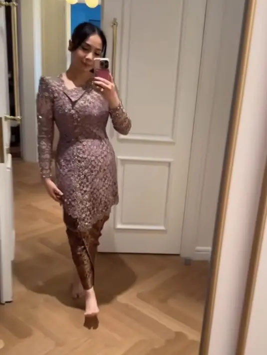Nagita tampil dengan kebaya brokat berpayet modifikasi dengan kerah model ke bawah yang dibuat oleh Studio Boh. [@raffinagita1717]