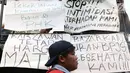 Sejumlah tulisan ditempelkan saat unjuk rasa di depan gedung Kementerian Ketenagakerjaan, Jakarta, Kamis (6/7). Massa menuntut agar seluruh sopir tangki BBM Pertamina Patra Niaga dan Elnusa Petrofin karyawan tetap. (Liputan6.com/Immanuel Antonius)