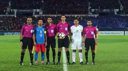 Kapten Persija Jakarta, Bambang Pamungkas, bersama kapten Johor Darul Ta'zim, Safiq Rahim, foto bersama wasit pada laga AFC Cup di Stadion Hassan Yunos, Johor, Rabu (14/2/2018). JDT menang 3-0 atas Persija. (Media Persija)