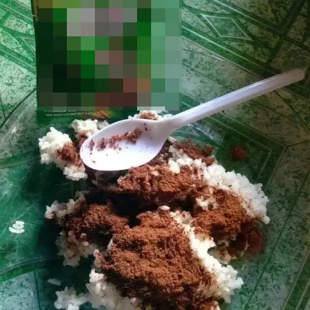 6 Potret Makan Nasi Pakai Cokelat Ini Absurd, Gagal Meningkatkan Mood