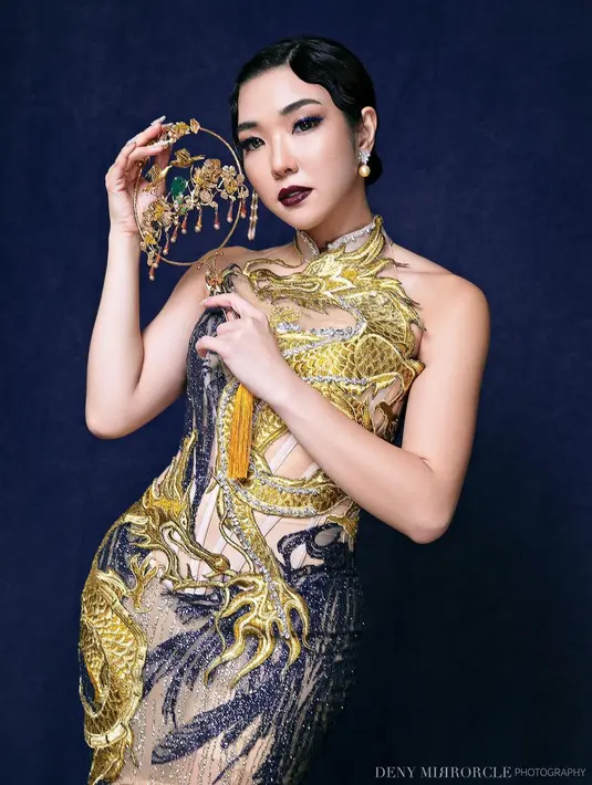 Pulasan makeup bold oleh Victoria Makeup Atelier buat penampilan mereka kian menawan.