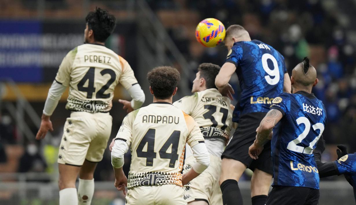 Bertekad untuk membalikkan keadaan, tekanan yang dilakukan Inter Milan akhirnya berbuah hasil pada menit ke-89. Edin Dzeko menanduk bola hasil umpan silang Denzel Dumfries yang berhasil mengoyak jala gawang Venezia. (AP/Luca Bruno)