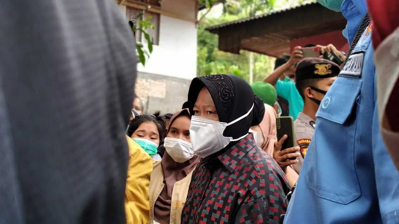 Menteri Sosial, Tri Rismaharini kunjungi lokasi bencana longsor Padang Pariaman, Sabtu (2/10/2021).
