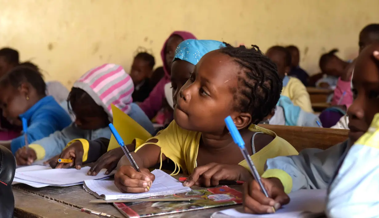 Ekspresi murid saat menghadiri kelas di sekolah dasar di Pikine, Dakar, (30/1). Pendidikan di Senegal menjadi prioritas saat konferensi ketiga tentang pemulihan dana Kemitraan Global untuk Pendidikan (GPE) mulai 1 Februari 2018. (AFP Photo/Seyllou)