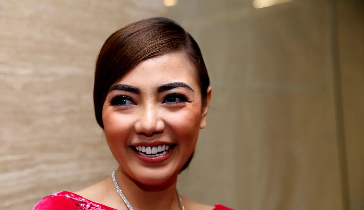 Senyum Bella Shofie memancarkan aura kecantikan. (Wimbarsana/Bintang.com)