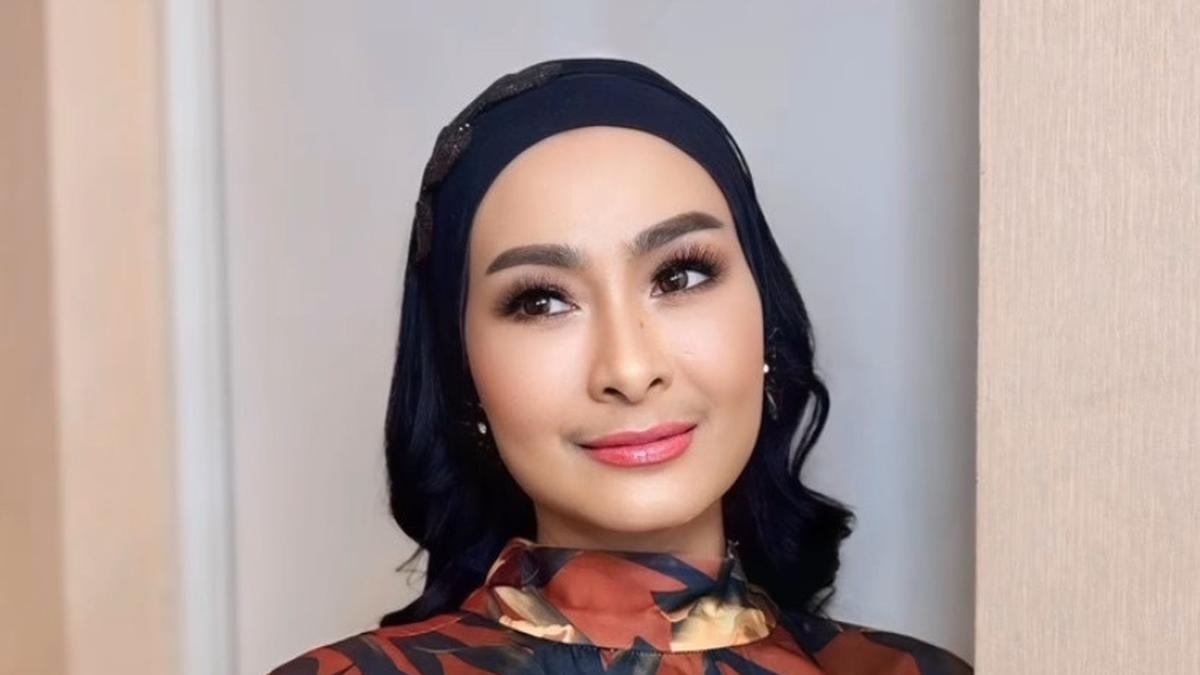 6 Tampilan Terbaru Iis Dahlia dengan Wajah Lebih Kencang di Usia 53 Tahun Setelah Perawatan di Korea