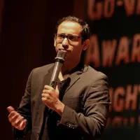 Nadiem Makarim, CEO GO-JEK memberi sambutan di malam penganugerahan GO-VIDEO Competition 2016, Jakarta, Rabu (11/5). Kompetisi yang digelar untuk memperingati satu tahun aplikasi GO-JEK ini diikuti lebih dari 600 video. (Liputan6.com/Gempur M Surya)