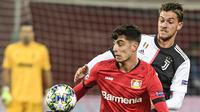 Foto file yang diambil pada 11 Desember 2019 Bek Juventus, Daniele Rugani  berusaha merebut bola dari pemain Leverkusen, Kai Havertz pada pertandingan grup D Liga Champions di Leverkusen, Jerman. Rugani  dinyatakan positif terkena virus corona, yang diumumkan klub 11 Maret 2020. (AFP/Ina Fassbender)