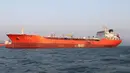 Kapal tanker bernama Lighthouse Winmore berbendera Hong Kong yang sebelumnya ditahan Pemerintah Korea Selatan di laut dari pelabuhan Yeosu pada 29 Desember 2017. (AP Photo/Yonhap)
