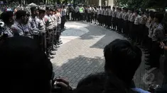 Ratusan anggota kepolisian Polda Metro Jaya melakukan pengamanan saat sidang pembacaan putusan terkait sengketa dualisme kepengurusan Partai Golkar di PTUN Jakarta, Senin (18/5/2015). (Liputan6.com/Johan Tallo) 