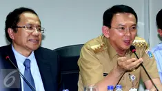 Menko Kemaritiman & Sumber Daya, Rizal Ramli dan Gubernur DKI Jakarta, Basuki Tjahaja Purnama (Ahok) menjelaskan hasil rapat Reklamasi Teluk Jakarta, Senin (18/4). Untuk sementara proyek Reklamasi Teluk Jakarta dihentikan. (Liputan6.com/Angga Yuniar)
