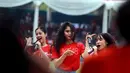 Grup JKT 48 menghibur peserta dan penonton sekaligus menutup sesi pertandingan di cabang olahraga Panahan Asian Games 2018 di Lapangan Panahan Gelora Bung Karno, Jakarta (28/08). (ANTARA FOTO/INASGOC/Mudak Yasin/bmz/18)