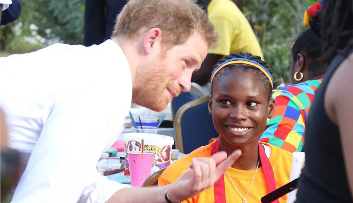 Kabar yang sedang ramai membicarakan hubungannya bersama Meghan Markle, ternyata tak mengganggu kegiatan sehari-hari sosok tampan Pangeran Harry. Terutama dalam kegiatan sosialnya. (doc.dailymail.com)