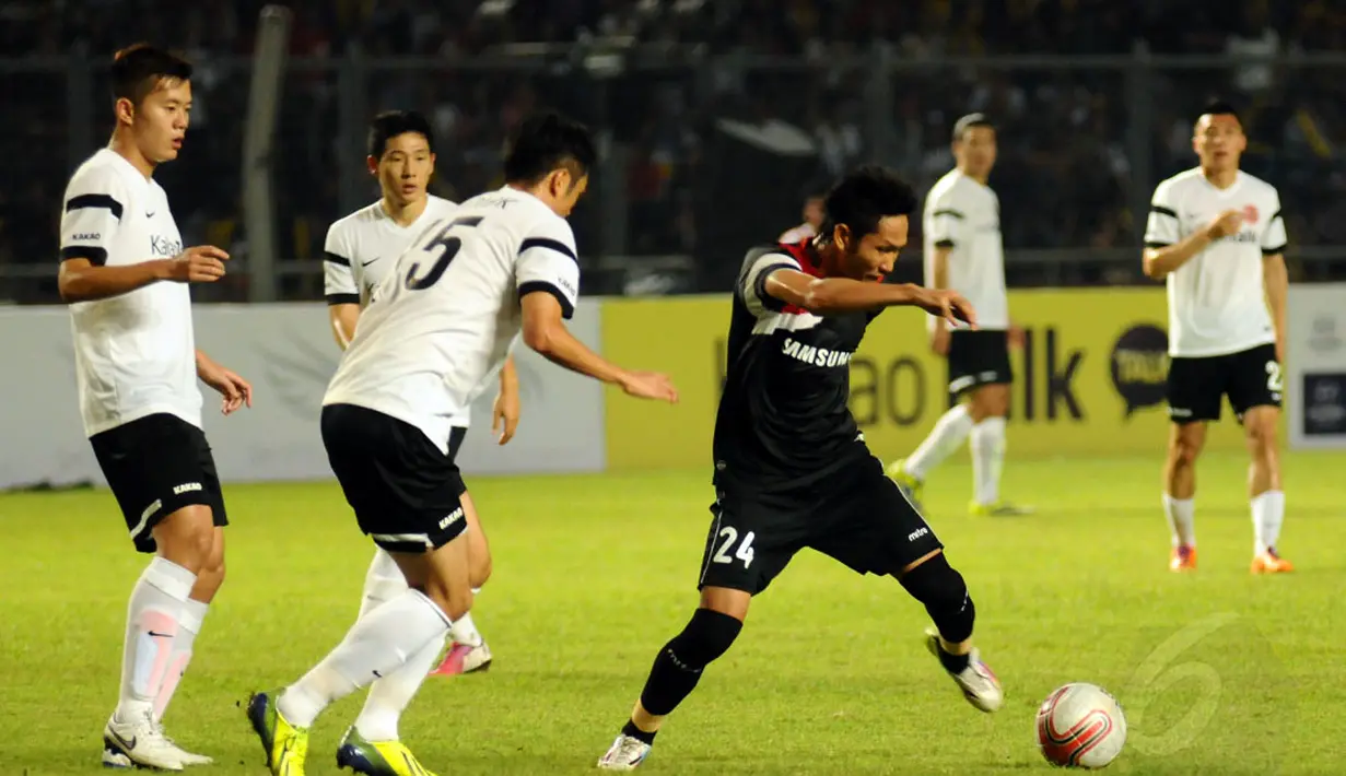 Pemain depan Indonesia All Star, Agus Indra mencoba lolos dari kawalan dua pemain JS & Friends saat berlaga di Stadion GBK Jakarta, (2/6/2014). (Liputan6.com/Helmi Fithriansyah)