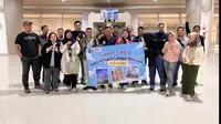 Sekretaris yang juga Plh Kepala Dinkes Jember, dr Koeshar Yudyarto (belakang) bersama teman-teman kuliah S2nya saat akan pergi ke Malaysia. (Istimewa)