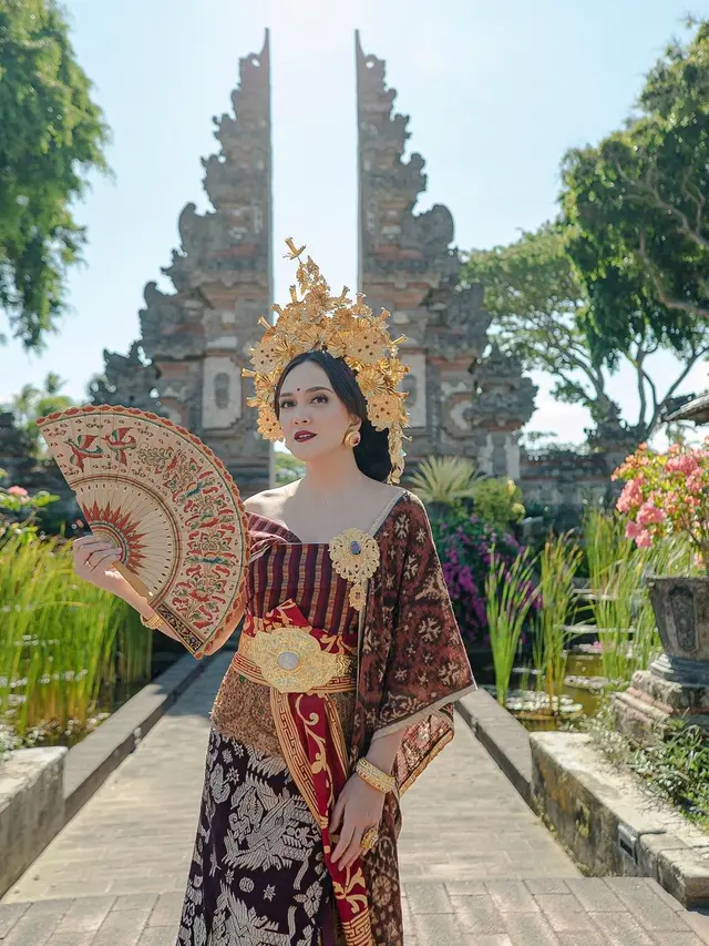 6 Potret Shandy Aulia dan Keluarga Pakai Songket Bali, Makin Memesona