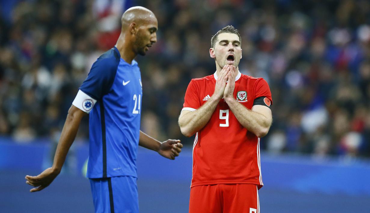Striker Wales, Sam Vokes, tampak kecewa usai gagal mencetak gol ke gawang Prancis pada laga persahabatan di Stadion Stade de France, Sabtu (11/11/2017). Prancis menang 2-0 atas Wales. (AP/Francois Mori)
