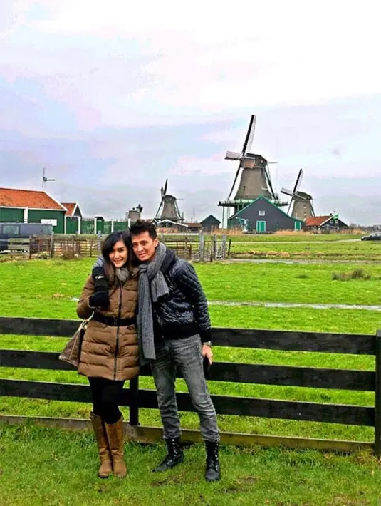 Dono yang juga berprofesi sebagai dosen itu lantas melamar Zora ada 8 Agustus 2008. Pasangan ini kemudian gelar resepsi nikah dua kali. Di Pontianak, 22 September 2008 dan Jakarta seminggu kemudian, 29 September. (dok. Pribadi)