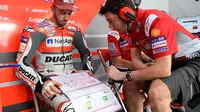 Pembalap Ducati Corse, Andrea Dovizioso usai menjalani kualifikasi MotoGP Qatar 2018 di Sirkuit Losail. (Twitter/Ducati Motor)
