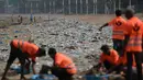 Petugas membersihkan sampah plastik di pantai Juhu di Mumbai, India (2/6). (AFP PHoto/Punit Paranjpe)