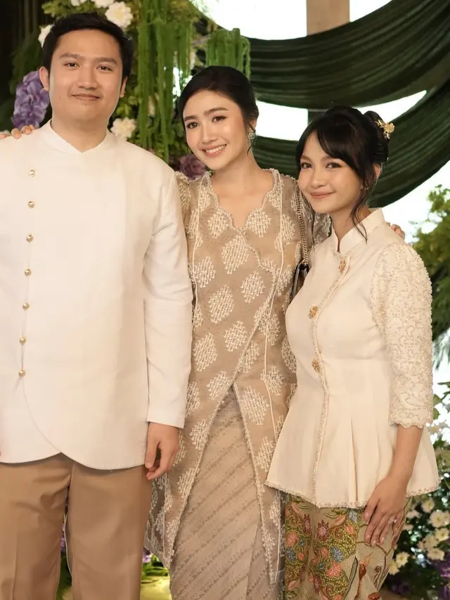 Febby Rastanty saat Lamaran sang Adik kompak pakai kebaya coklat. [@febbyrastanty]