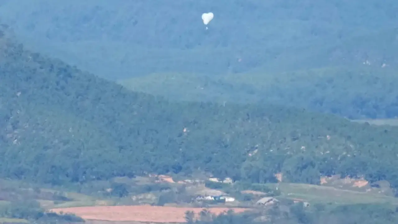 Balon sampah Korea Utara terlihat dari Pos Pengamatan Unifikasi di Paju, Korea Selatan, dekat perbatasan dengan Korea Utara, pada tanggal 4 Oktober 2024. (Lee Jin-man/AP)