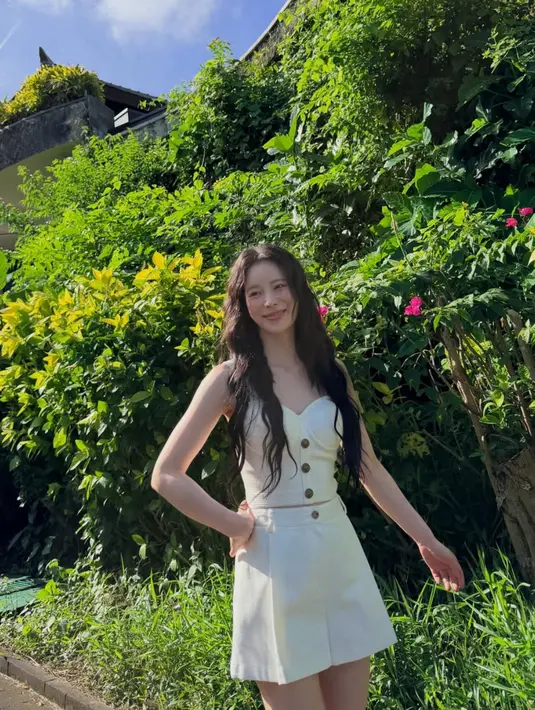 Lim Ji Yeon membagikan beberapa foto ootd saat berada di Bali. Ia tampil dengan setelan warna putih dari atasan bustier berkancing depan dipadukan celana pendek. [@limjjy2]