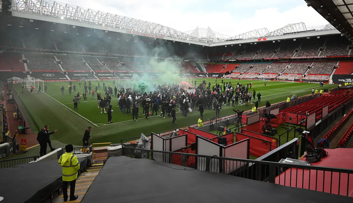 Manchester Evening News melaporkan, sekitar 10.000 fans berkampanye didalam dan luar stadion Old Trafford melawan Glazers. Mereka ingin pengusaha asal Amerika itu angkat kaki dari Old Trafford. (Foto: AFP/Oli Scarff)