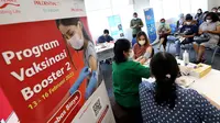 Karyawan dan tenaga pemasar menunggu panggilan vaksin booster kedua (dosis keempat) di Sentra Vaksinasi Prudential Indonesia, PRUUniversity Mal Kota Kasablanka, Jakarta (13/02/2023). (Liputan6.com)