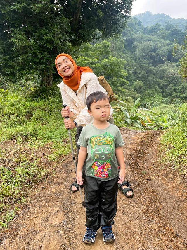 Tak Ikut Bintangi Film 'Sore', Ini 6 Potret Tika Bravani yang Sudah Berhijab