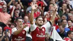 Bek Arsenal, Sead Kolasinac (kanan) mencetak satu gol saat timnya melawan Swansea City pada lanjutan Premier League di Emirates Stadium, (28/10/2017). Arsenal menang 2-1. (AFP/Ian Kington)