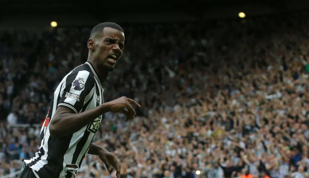 <p>Menempati posisi kelima sebagai pemain Swedia dengan jumlah gol terbanyak di Premier League, Alexander Isak menjadi satu-satunya pemain dalam daftar yang masih berlaga di Premier League. Tengah menjalani musim kedua bersama Newcastle United, ia tercatat telah mencetak total 13 gol dari 27 laga di Premier League, termasuk 3 gol di awal musim 2023/2024. (AFP/Ian Hodgson)</p>