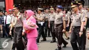 Kepala BIN Jendral Budi Gunawan didampingi istrinya Susilawati Rahayu berjalan menuju Auditorium PTIK, Jakarta, Rabu (14/9). Posisi Budi Gunawan sebagai Wakapolri digantikan oleh Komjen Syafruddin. (Liputan6.com/Helmi Afandi)