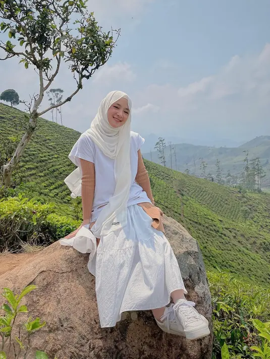 Penyanyi yang satu ini memang punya keunikan tersendiri dalam berpenampilan. Padu padannya kerap kali inspiratif. [Instagram.com/nissa_sabyan]