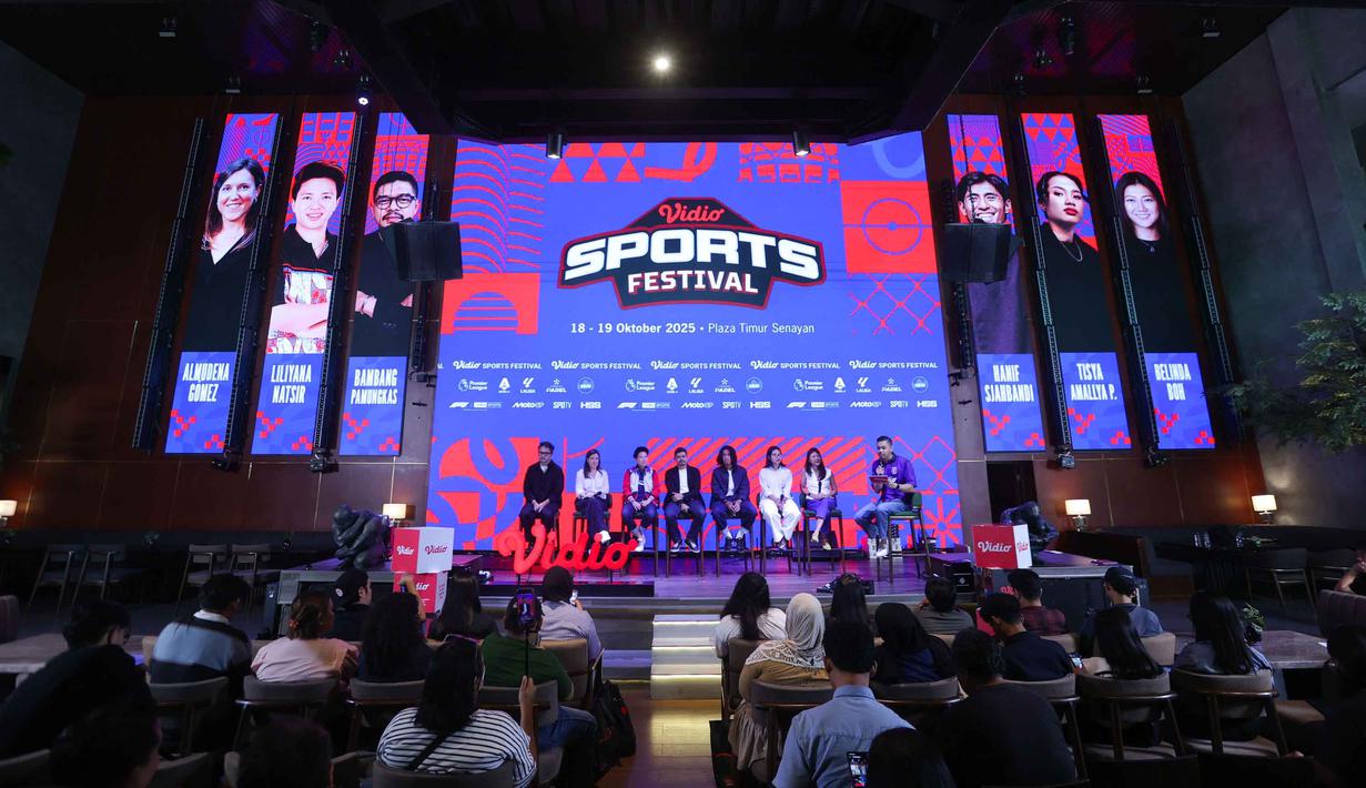 Chief Marketing Officer (CMO) Vidio Teguh Wicaksono (kiri) bersama Liliyana Natsir (Legenda Bulutangkis Indonesia – ketiga kiri), Bambang Pamungkas (Legenda Timnas Sepak Bola – keempat kiri), Hanif Sjahbandi (Pemain Timnas/Persija), dan Tisya Amallya Putri (Setter Terbaik Proliga 2025) saat memberikan keterangan terkait Vidio Sport Festival 2025 di Midaz Jakarta, Rabu (15/10/2025). (Bola.com/M Iqbal Ichsan)