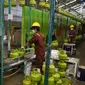 Pekerja mereproduksi tabung gas elpiji 3 kg di Depot LPG Tanjung Priok, Jakarta, Selasa (29/1). Pemerintah dan Badan Anggaran DPR menyepakati kenaikan anggaran subsidi energi di 2019 dari Rp 156,6 triliun menjadi Rp 160 triliun. (Liputan6.com/Johan Tallo)