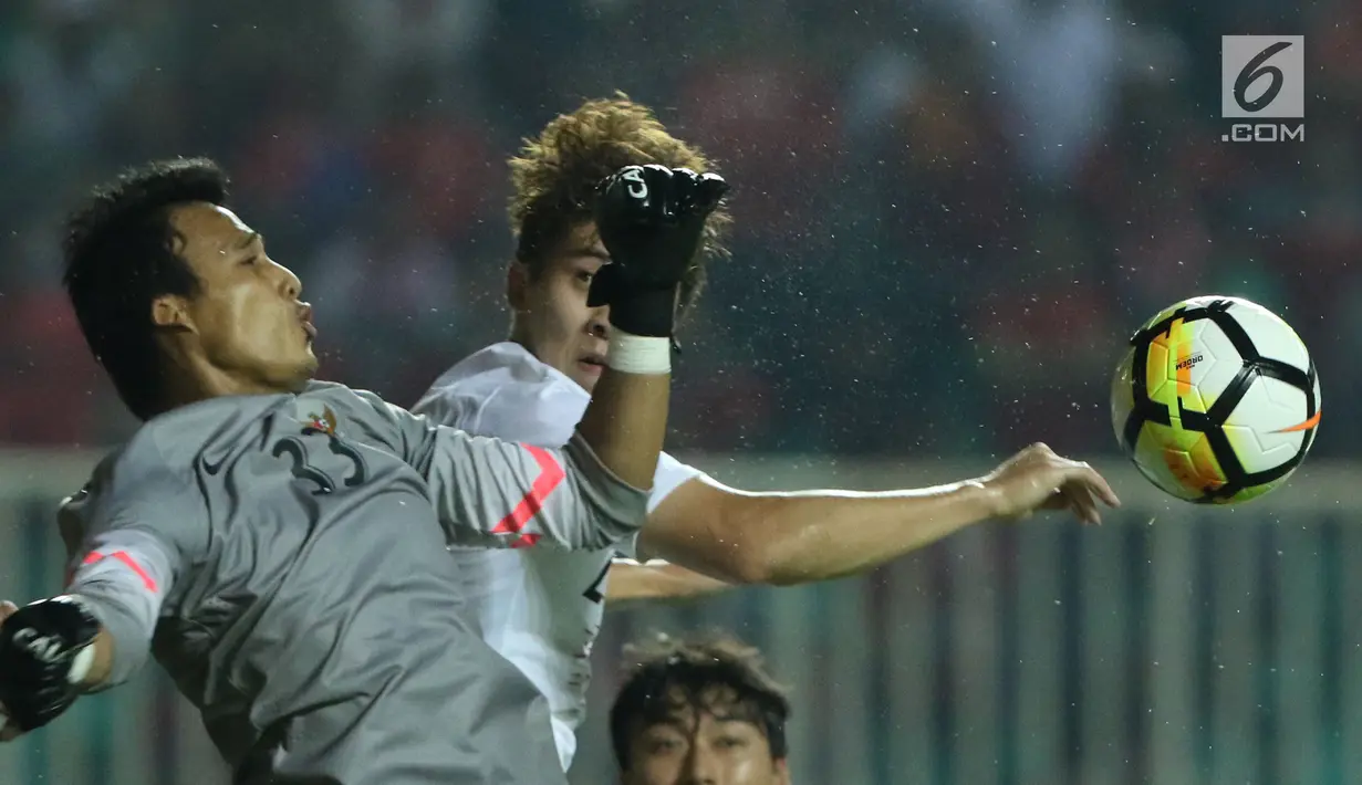 Penjaga gawang timnas Indonesia U-23, M Ridho (kiri) berebut bola atas dengan pemain Korea Selatan U-23 pada laga persahabatan di Stadion Pakansari, Kab Bogor, Sabtu (23/6). Indonesia U-23 kalah 1-2. (Liputan6.com/Helmi Fithriansyah)