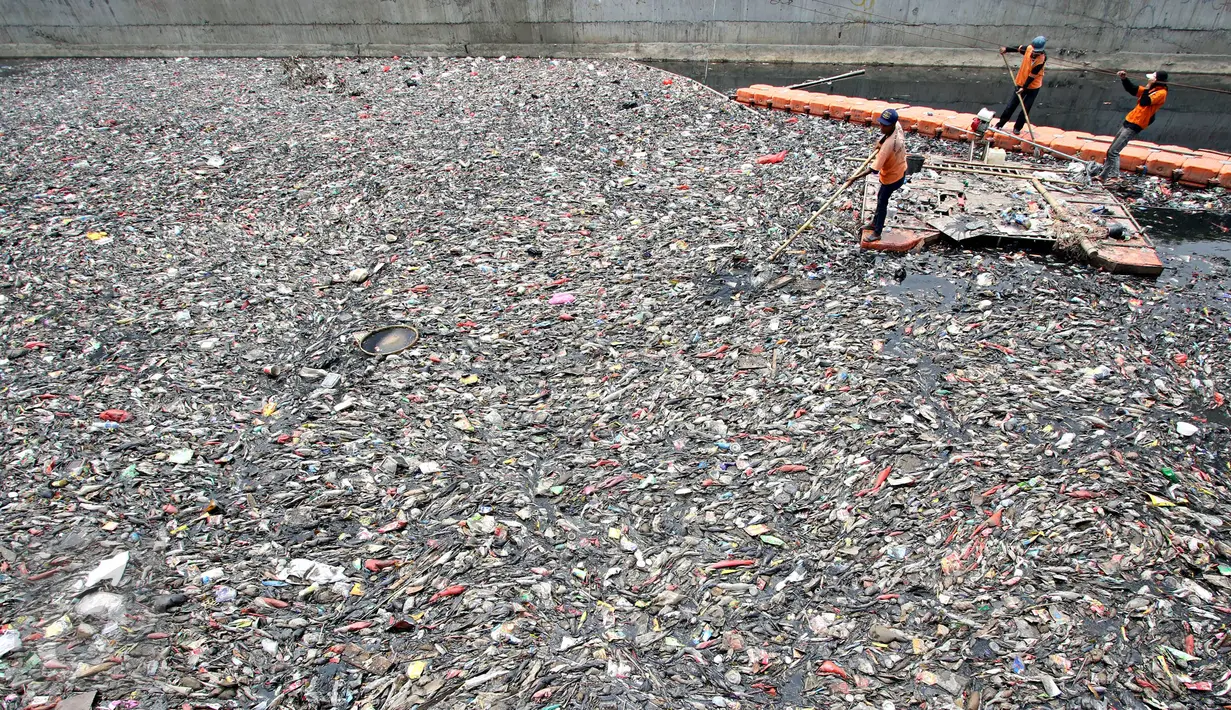 Pekerja tengah mengangkut sampah yang memenuhi Kali Sentiong, Sunter, Jakarta, Kamis (12/11). Sistem pengelolaan sampah yang buruk di Ibukota menjadi salah satu penyebab Kali Sentiong kerap dipenuhi sampah. (Liputan6.com/Immanuel Antonius)