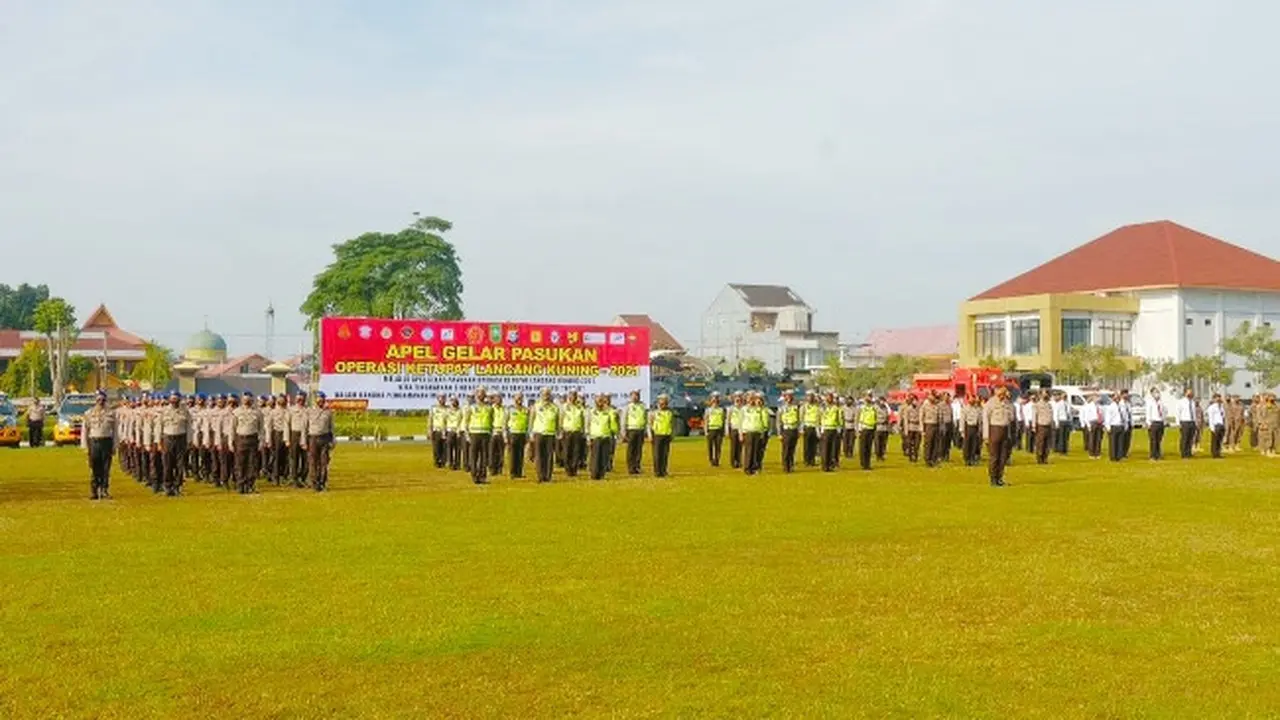 Personel TNI-Polri gelar Operasi Ketupat untuk peniadaan mudik lebaran.